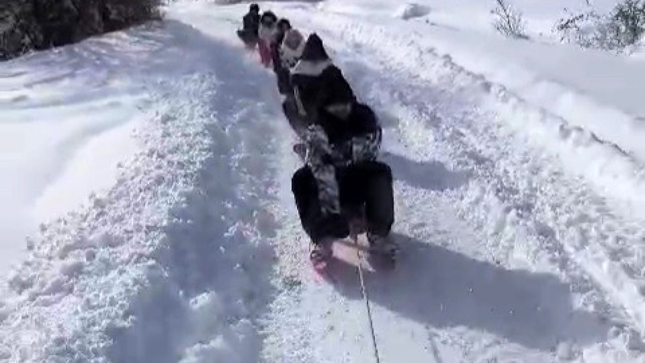 ATV’ye bağlı kızaklarla kayak keyfi yaptılar