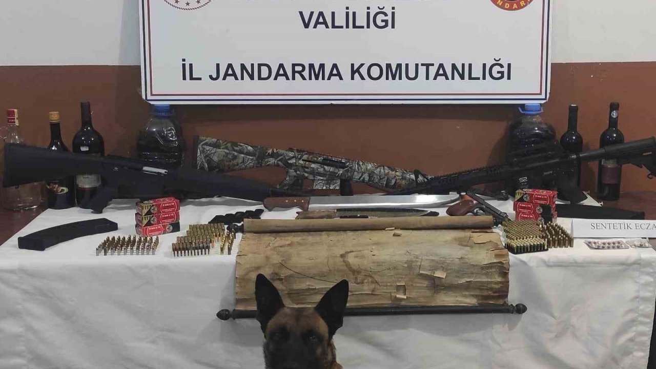 Kaçak alkol baskınına giden jandarma silah, uyuşturucu ve harita ele geçirdi