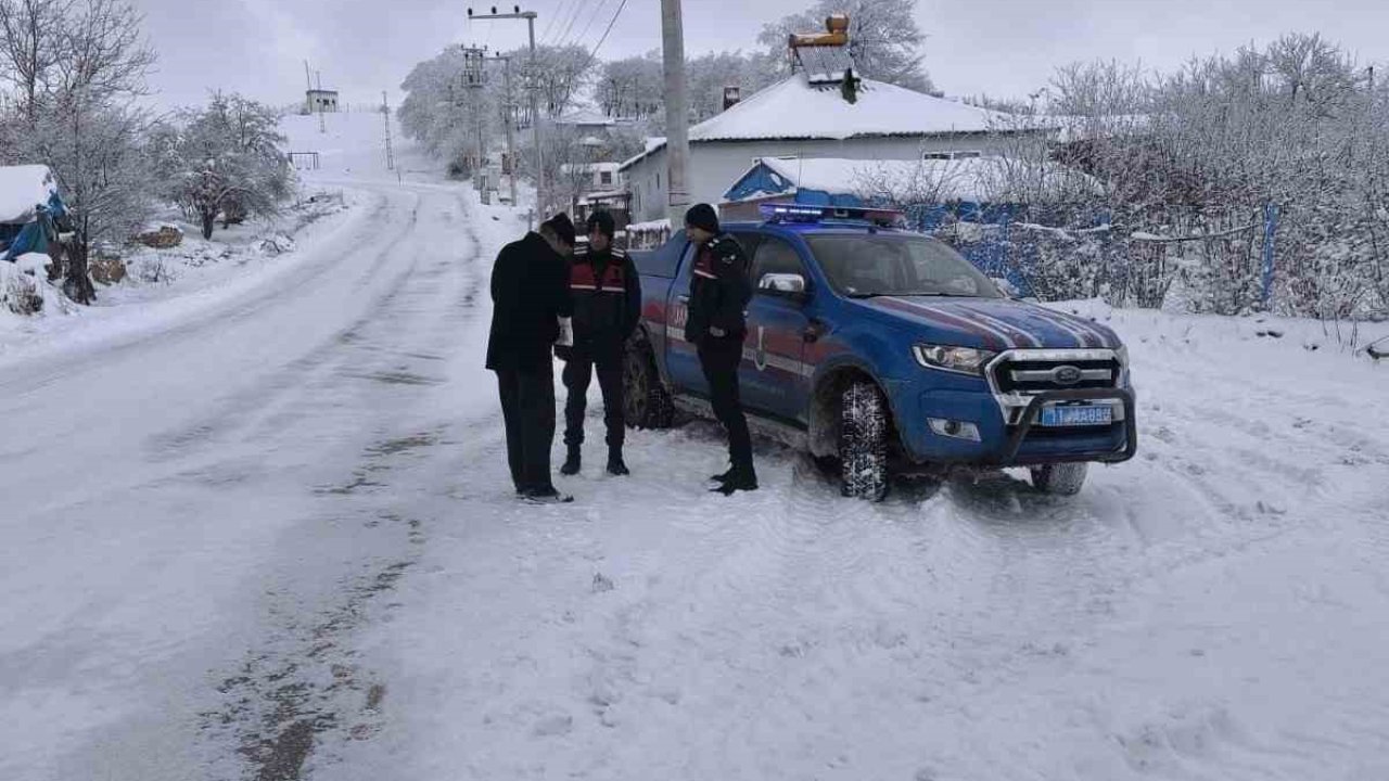 Kardan dolayı temin edemediği oğlunun epilepsi ilacını jandarma vatandaşa ulaştırdı