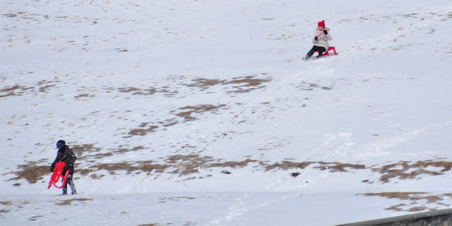 Kars’ta Çocuklar Kar Tatilini Fırsata Çevirdi