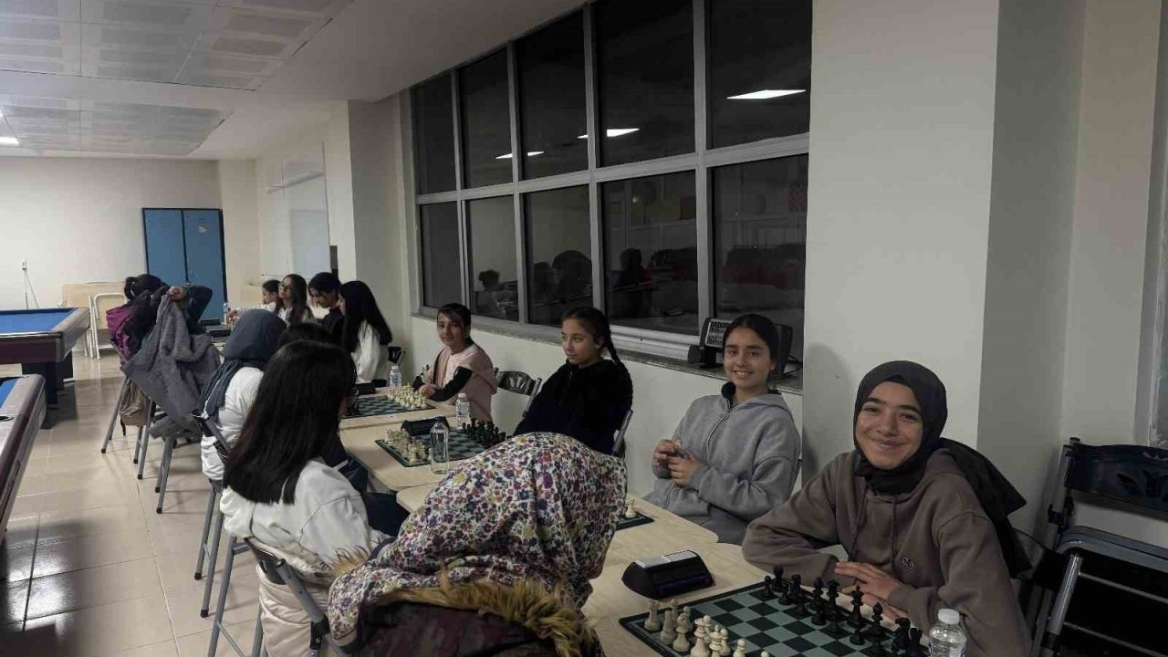 Dikilitaş Halil Ağar Ortaokulu satrançta il birincisi oldu