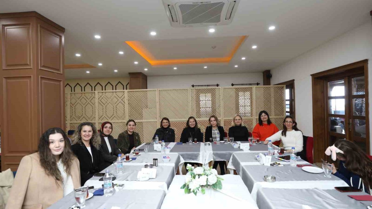 CHP’li belediye başkanlarının eşleri ’Ortak akıl’ için buluştu