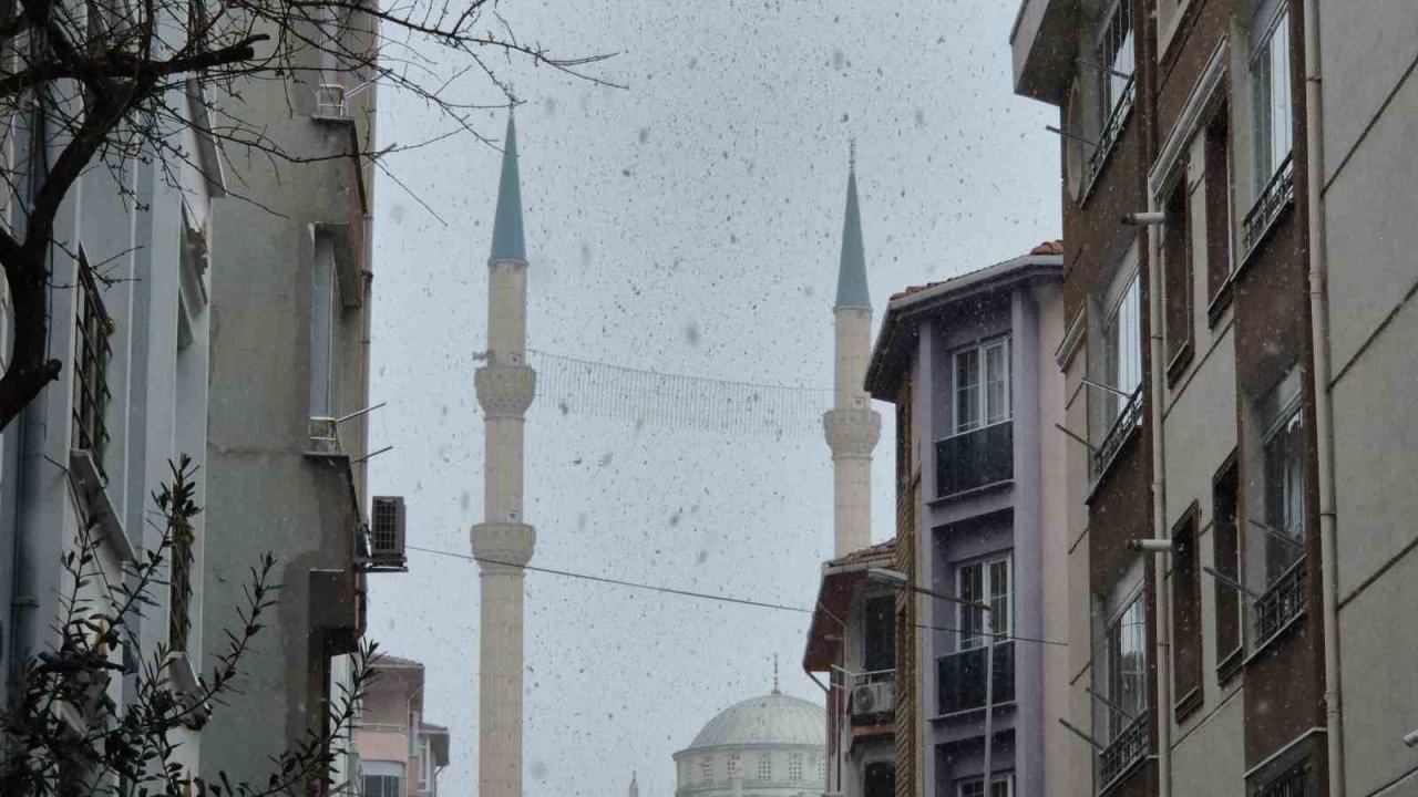 Tekirdağ’da lapa lapa kar yağışı