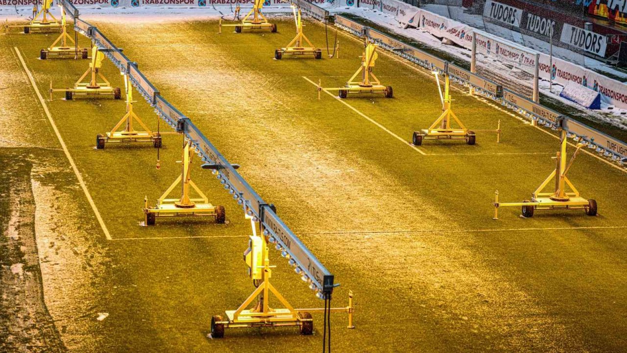 Trabzonspor’un sahasında kar temizleme çalışmaları sürüyor