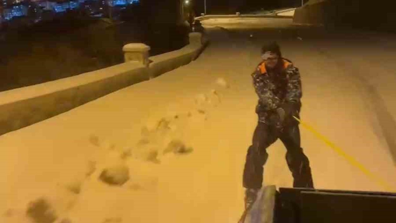 Gümüşhane’de tarihi mahallenin yolunda kayak heyecanı