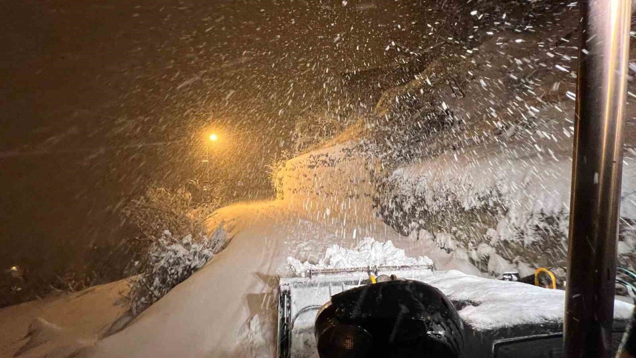 Artvin’de kar yağışı sonrası ekipler cadde ve sokaklarda çalışma başlattı