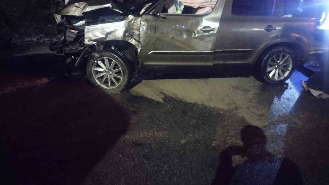 Ataşehir’de kontrolden çıkan otomobil direğe çarptı: 1 ağır yaralı