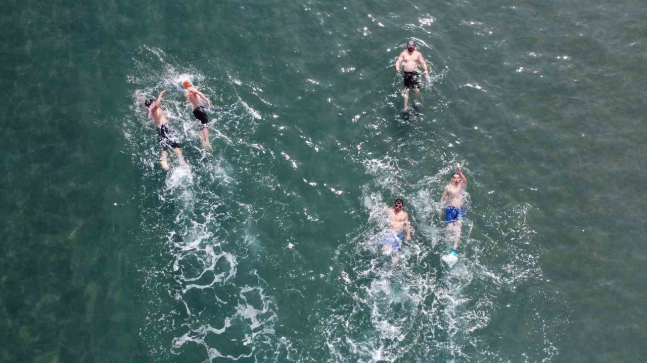 Sibirya soğukları onları etkilemedi, kış günü deniz keyfi