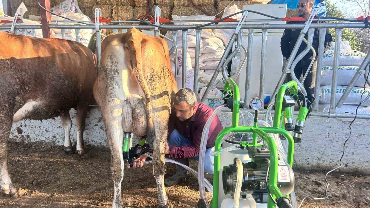 Hatay Büyükşehir Belediyesi’nden hayvan üreticisine süt sağma makinesi desteği