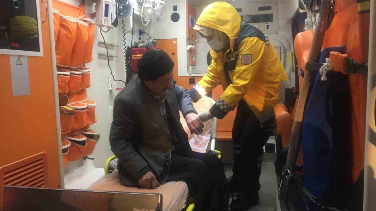 Kastamonu’da karla kaplanan köylerde mahsur kalan hastalar için seferber olundu