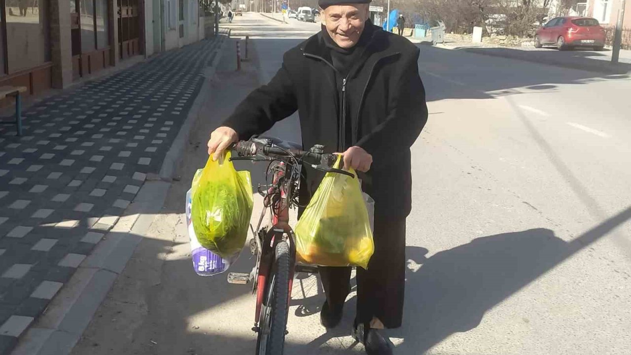Kışın binemediği bisikleti pazar arabası olarak kullanıyor