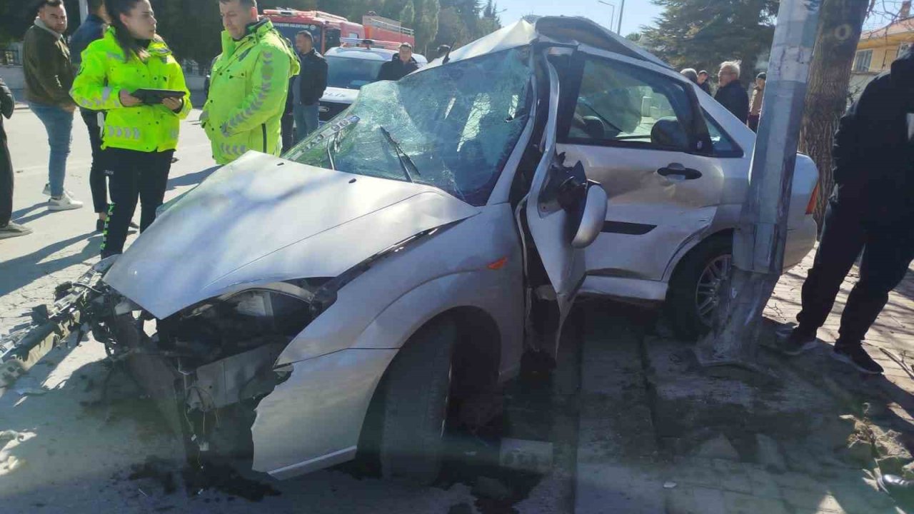 Aşırı süratli otomobille çarpışan 17 yaşındaki motosikletli ağır yaralandı