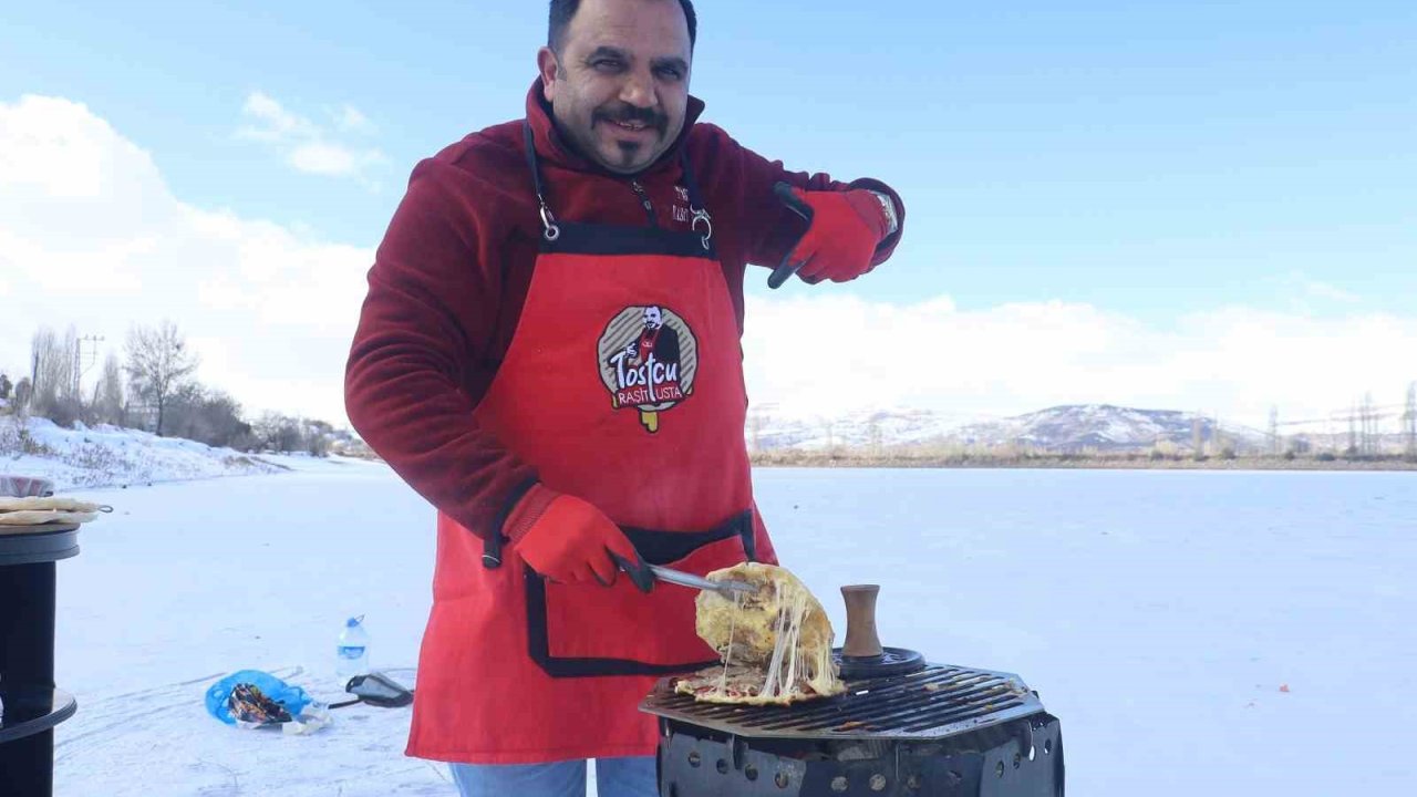Sibirya soğuklarına rağmen tehlikeyi göze aldı, buzun üzerinde tost yaptı