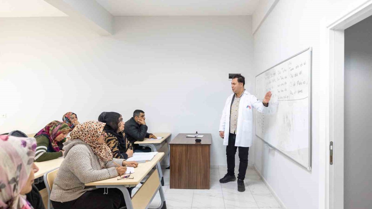 MERCEK Meslek Edindirme Merkezi’nde vatandaşlar okuma-yazma öğreniyor