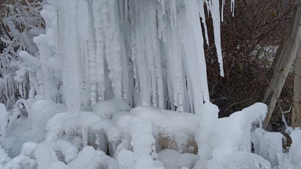 Gediz’de ağaçlarda buz sarkıtları oluştu
