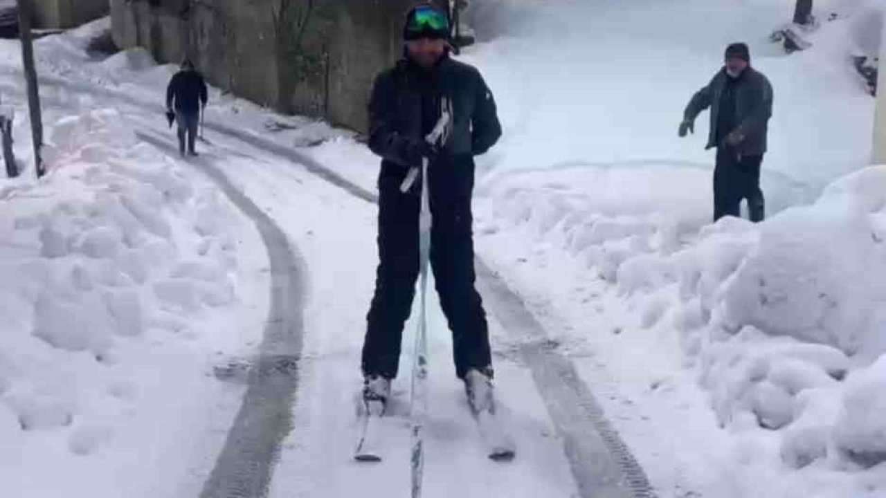 Pikabın arkasına bağladığı iple mahalle arasında kayak yaptı