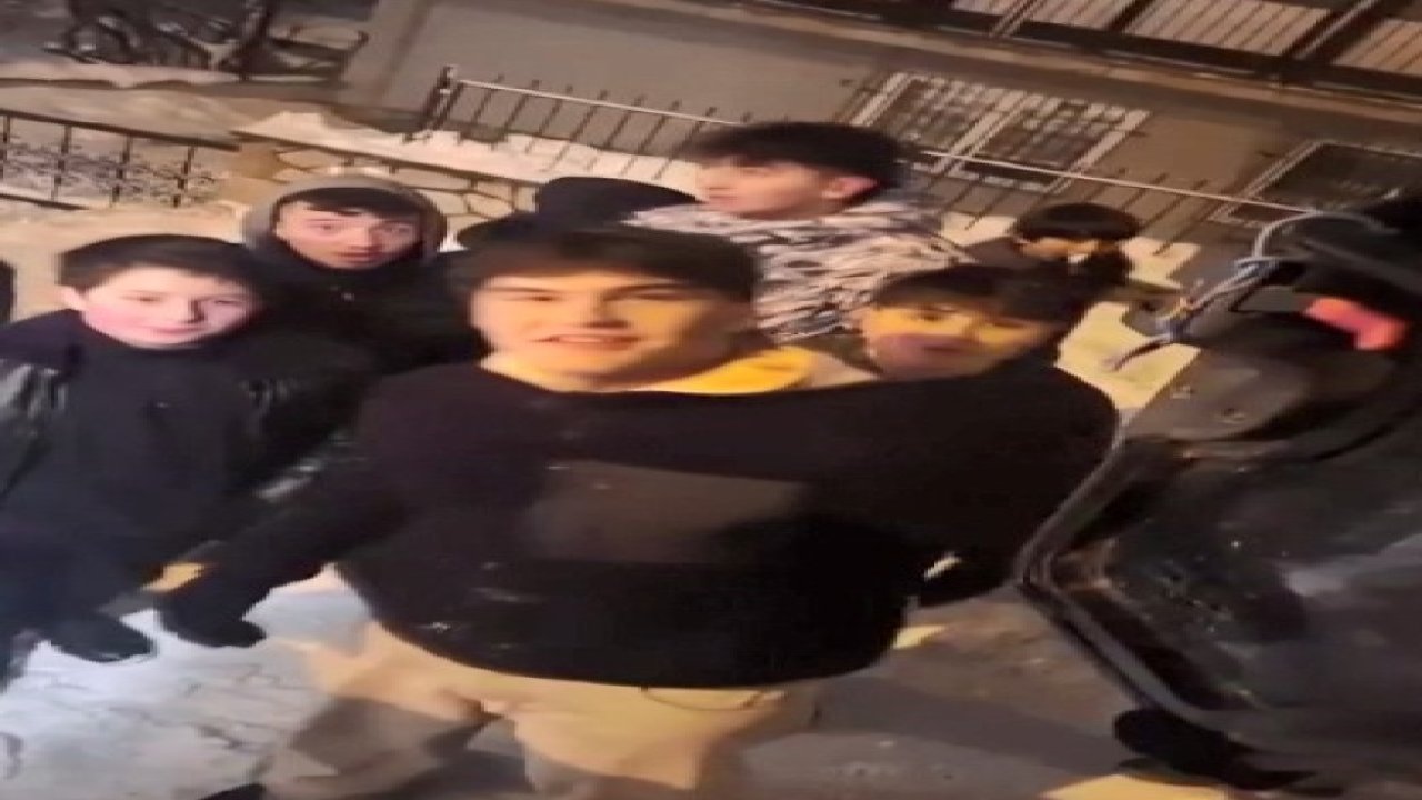 Buz tutan yolda kayan gençlerle operatör arasında güldüren diyalog