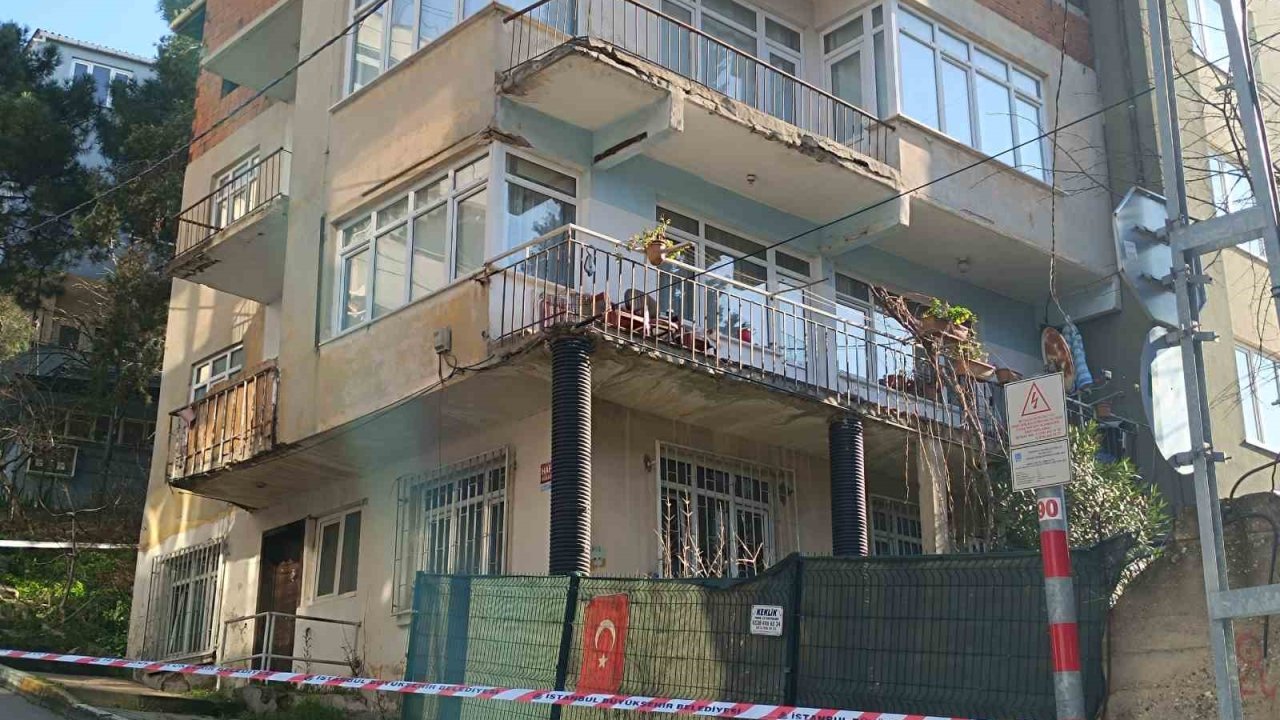 Pendik’te duvarlarından çatlama sesi gelen 3 katlı bina tahliye edildi