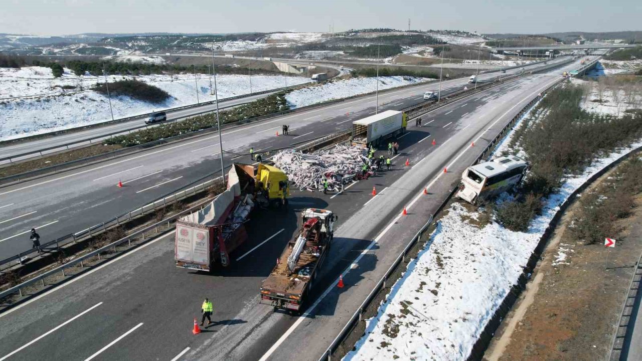 Kuzey Marmara Otoyolu’nda ani fren yapan yolcu otobüsüne tır çarptı