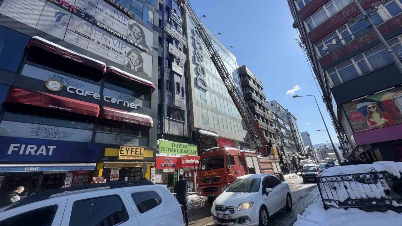 Tehlike oluşturan kar kütleleri temizlendi