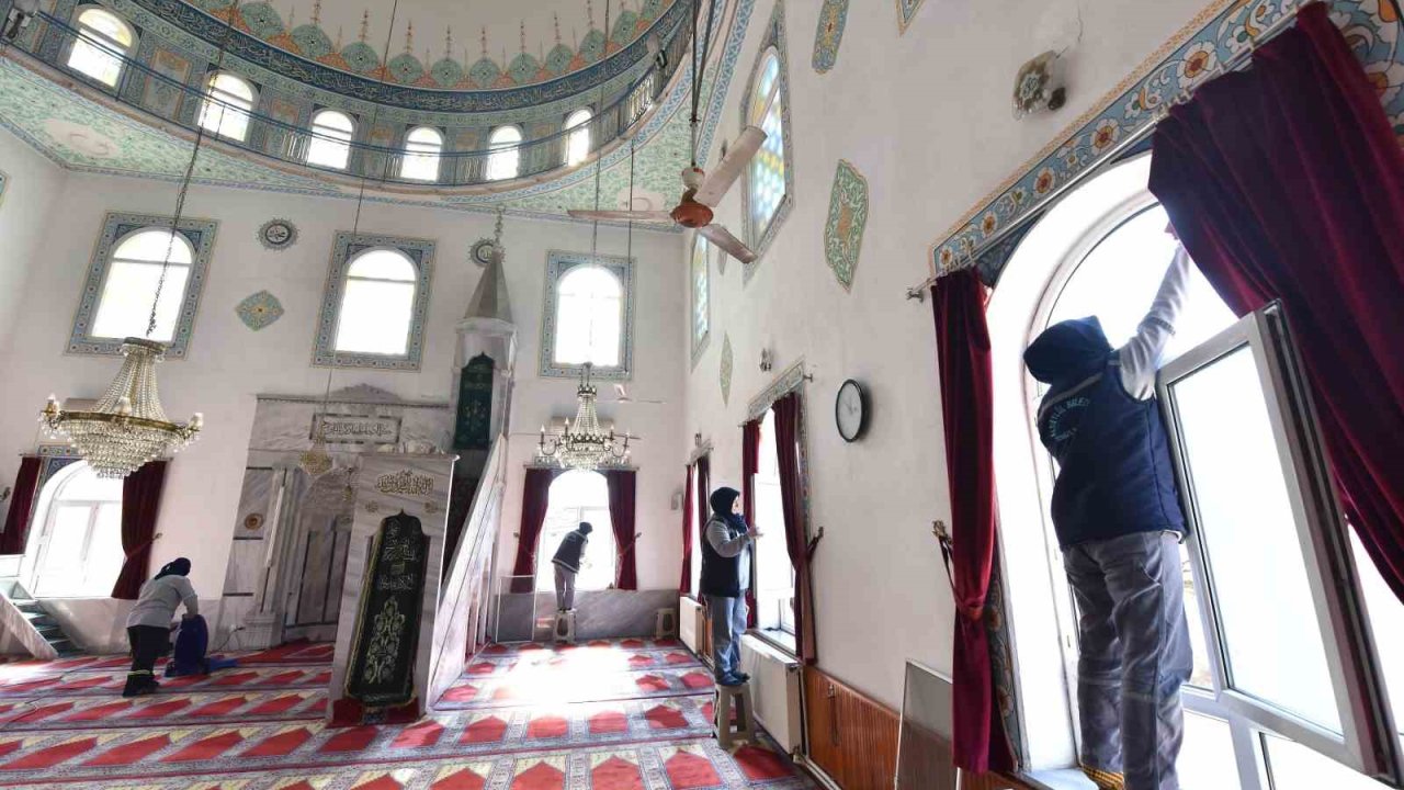 Altıeylül Belediyesi ekiplerinden ibadethane temizliği