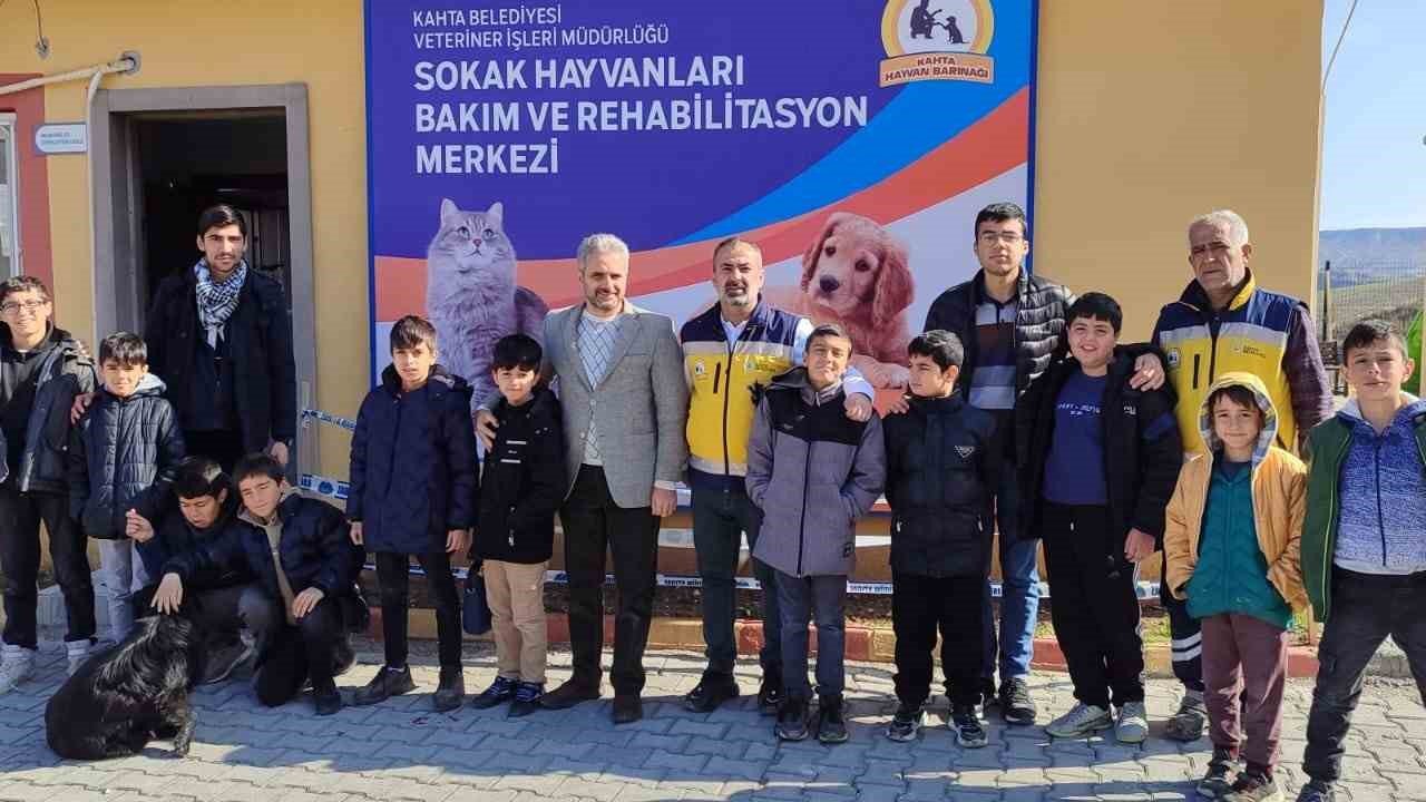 Kahta Belediyesi Hayvan Bakım ve Rehabilitasyon Merkezi’ne Öğrencilerden Anlamlı Ziyaret