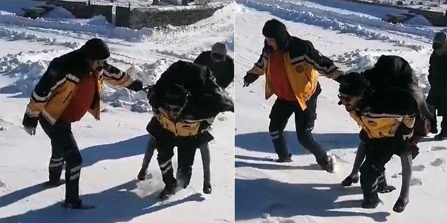 Kars’ta sağlık çalışanı yaşlı kadını sırtında ambulansa taşıdı