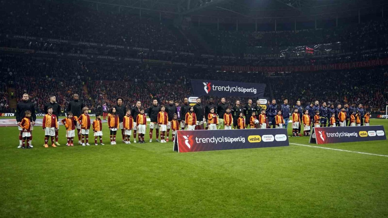 Trendyol Süper Lig: Galatasaray: 0 - Fenerbahçe: 0 (Maç devam ediyor)