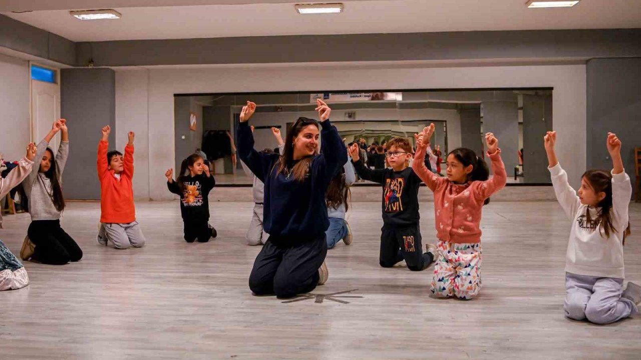 Farklı yörelere ait halk dansları Kuşadası’nda yaşatılıyor