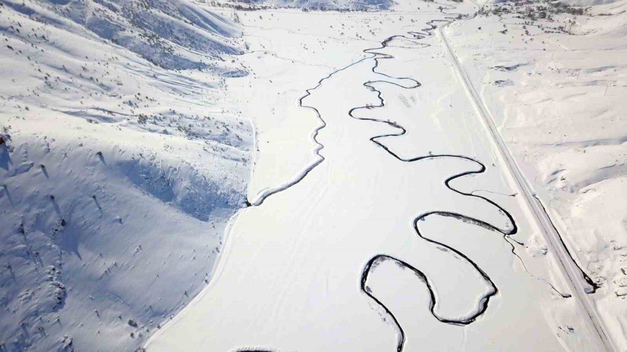 Kar altındaki Güzeldere Menderesleri görsel şölen sunuyor