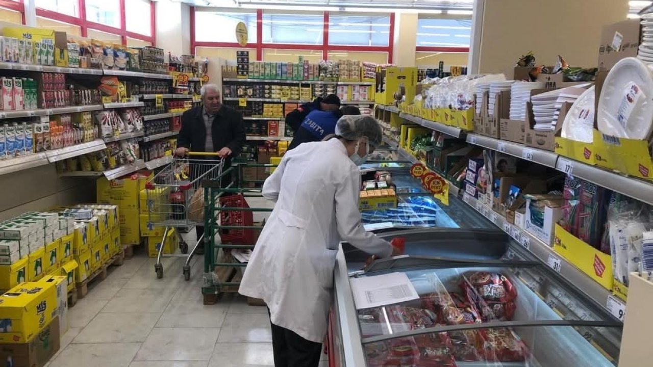 Zabıta ekipleri marketlerde ürün denetledi