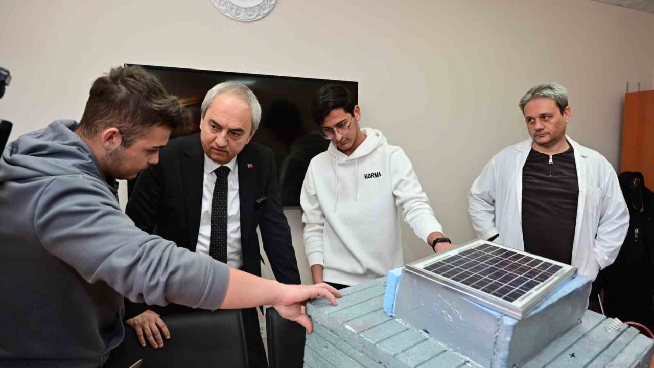 Antalya’da lise öğrencileri geri dönüşüm malzemelerinden deniz temizleme robotu yaptı