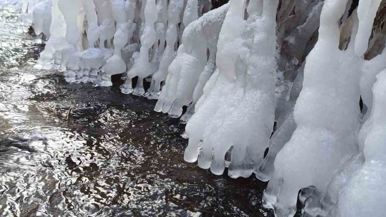Yozgat’ta nehirdeki buzlar ayak parmaklarına benzetildi