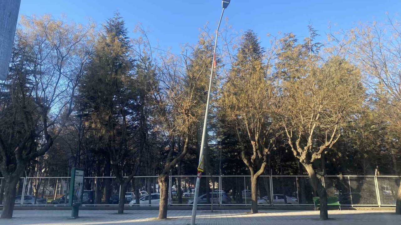 Bu aydınlatma direği onarım bekliyor