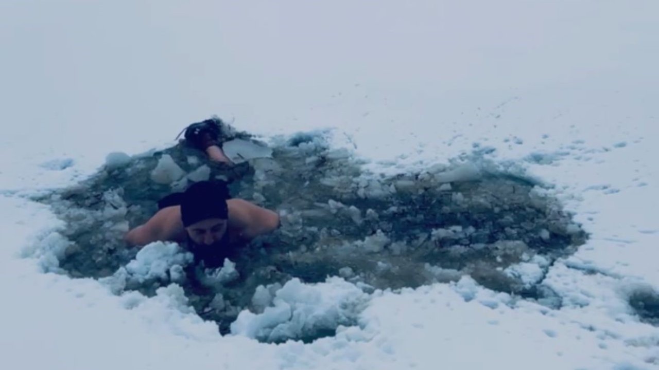 Donmuş göle girdi: "Keyif amaçlı yaptık bayağı viral oldu"