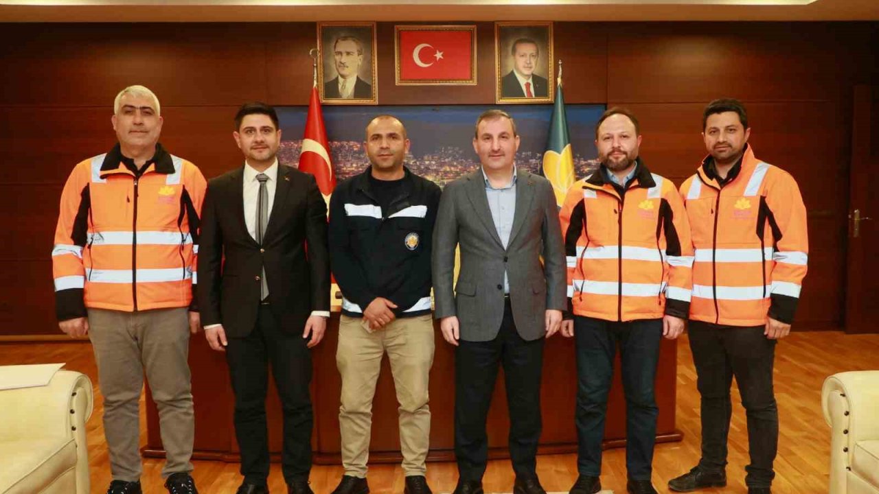 Sultanbeyli’de gönülleri fetheden personele Belediye Başkanı Ali Tombaş’tan ödül