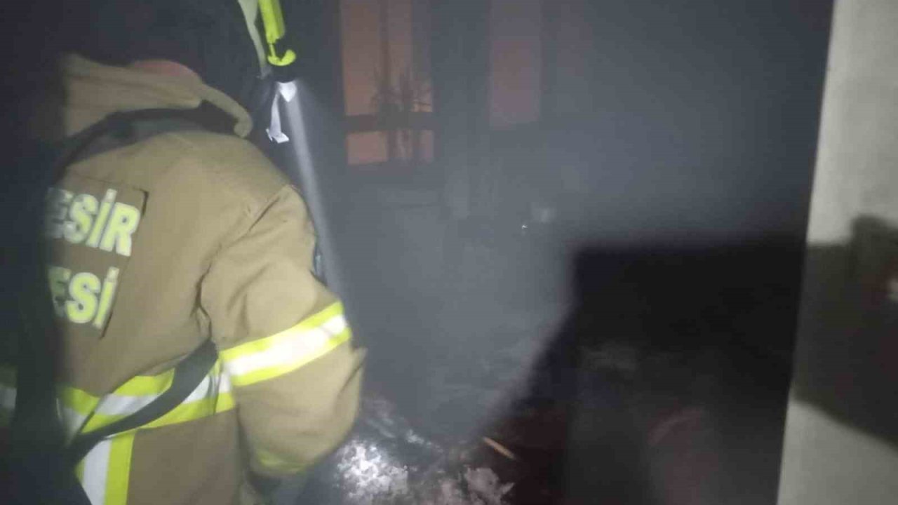 Erdek’te çakmak gazı yangına neden oldu: Alevlerin arasında kalan kedi kurtarıldı