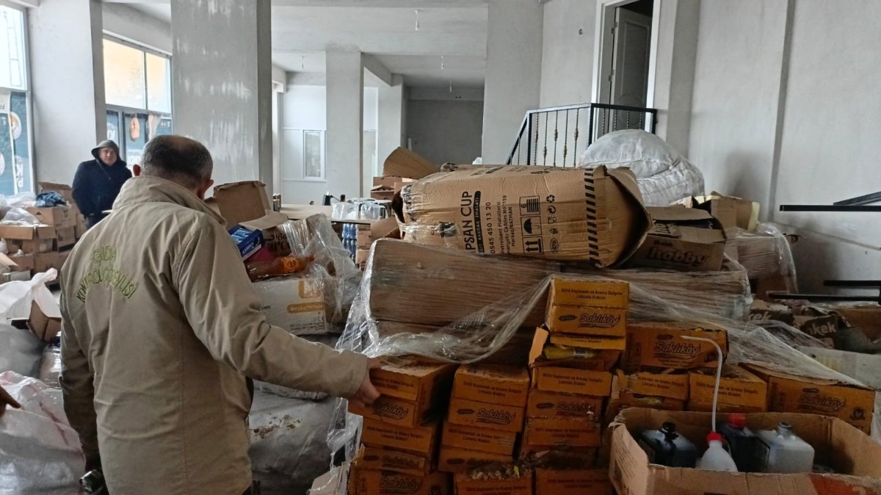 Tarihi geçmiş ürünleri izinsiz açtığı iş yerinde satıyordu, tarım müdürlüğü ekiplerine yakalandı