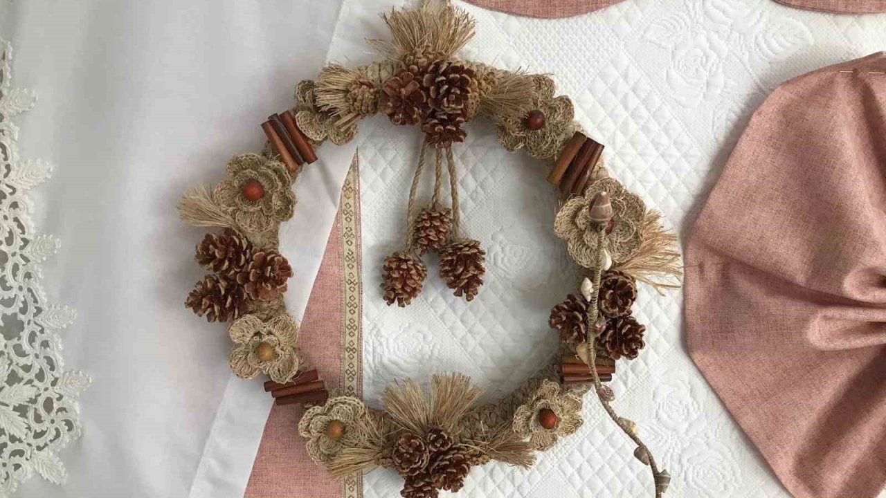 Bozyazı’da muz çiçeği lifinden dekoratif ürünler üretiliyor