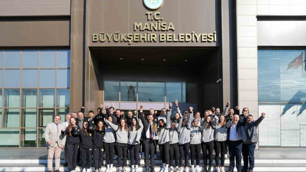 Şampiyon voleybolcular kupa ile Başkan Zeyrek’i ziyaret etti