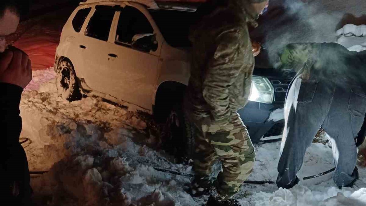Köy yolunda mahsur kalan aileyi kara yolları ekipleri kurtardı