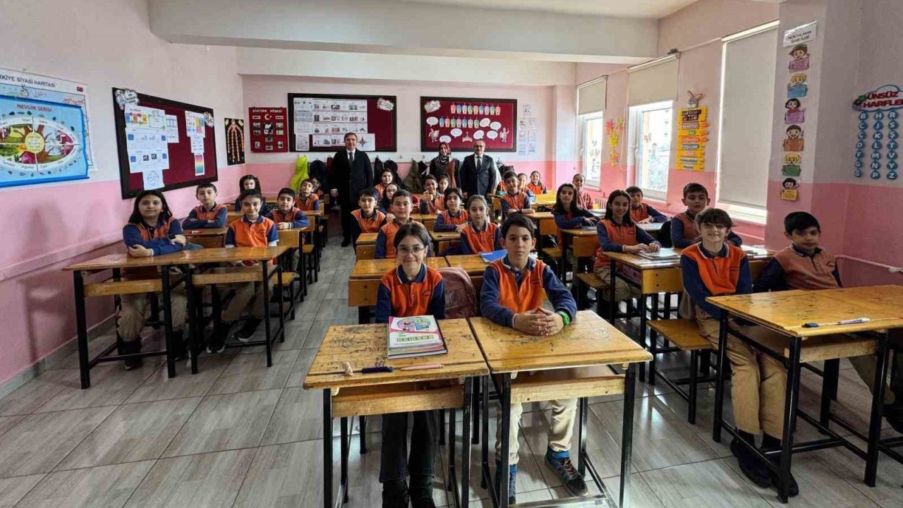 Vali Aydoğdu, öğrencilerle bir araya geldi