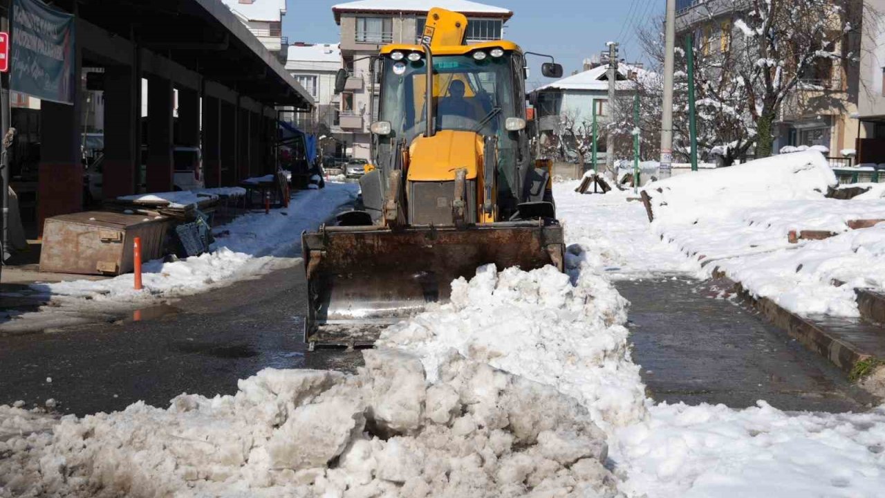 Şehir genelinde kar küreme çalışmaları sürüyor
