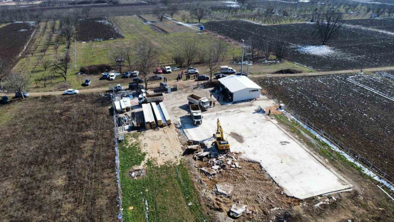 Tarım arazisine yapılan kaçak yapılar yıkıldı