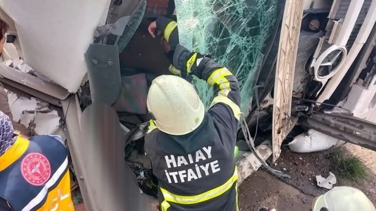 Devrilen demir yüklü kamyonun sürücüsü yaralandı