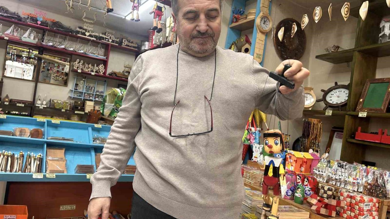 Yaptığı ahşap oyuncaklarla çocuklara geçmişi yeniden yaşatıyor