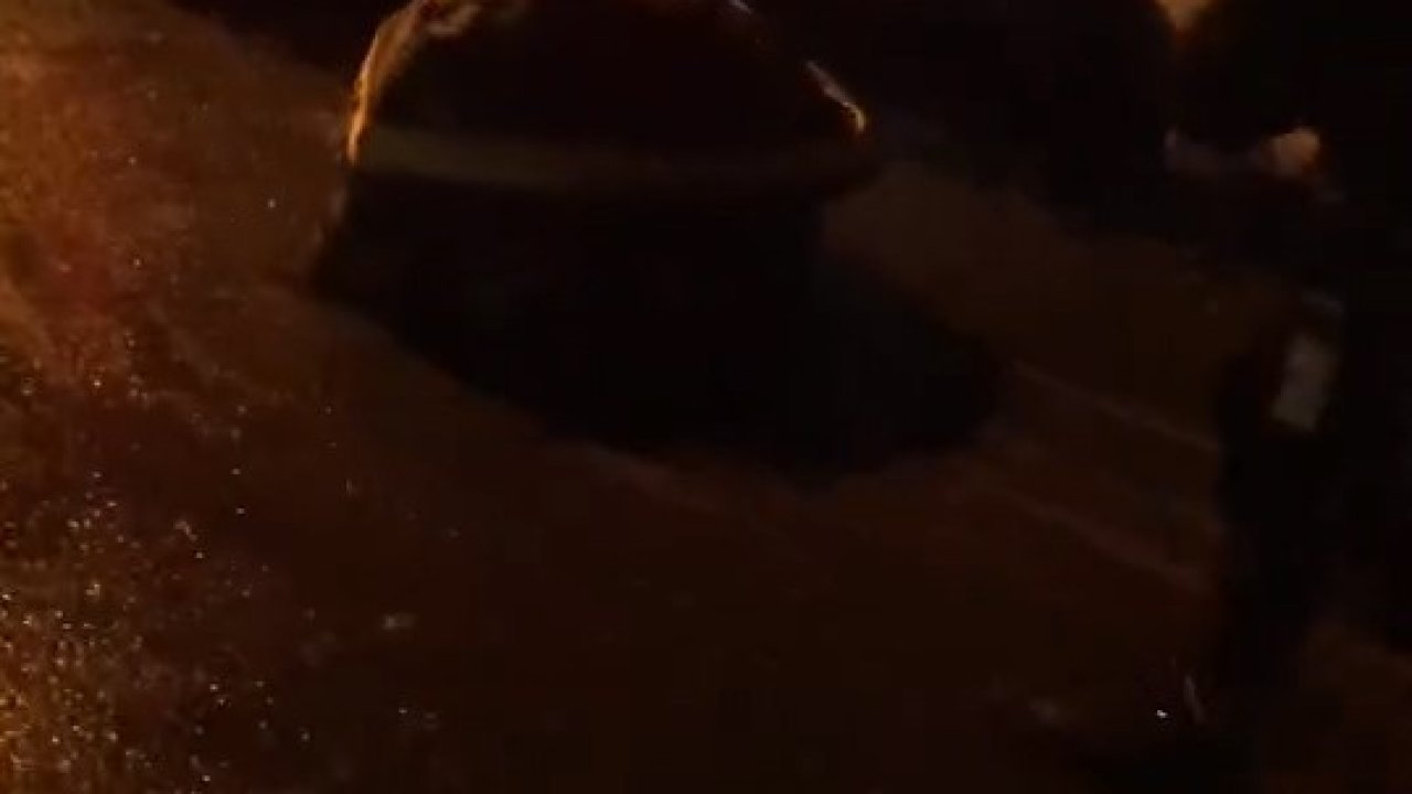 Karayolunu kapatan kayayı aracıyla çekerek yolu trafiğe açtı