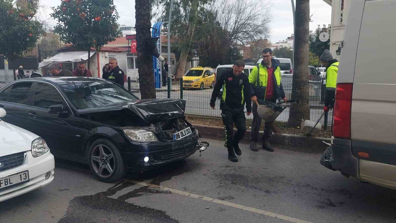 Manavgat’ta otomobil, okul servisine arkadan çarptı, kaza anı güvenlik kamerasına yansıdı
