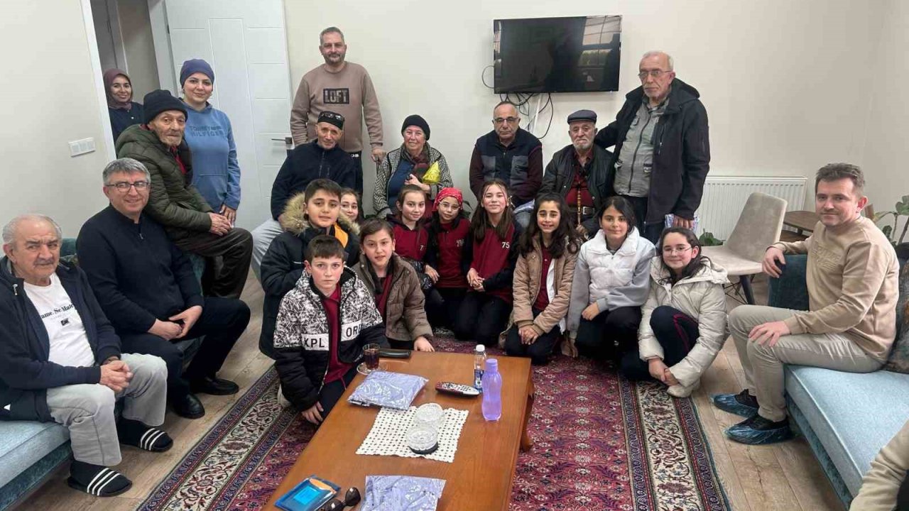 75. Yıl Ortaokulu öğrencilerinden huzurevi sakinlerine anlamlı ziyaret
