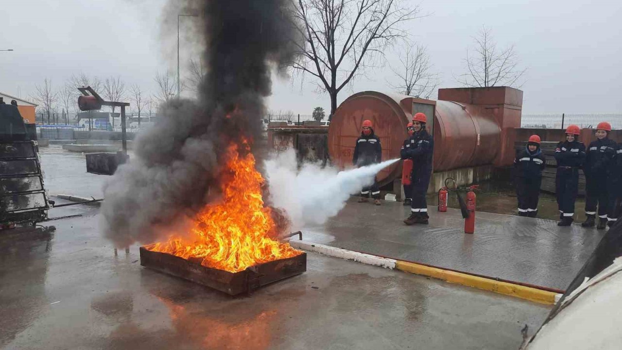 Gönüllü itfaiyeciler katkı sağlıyor